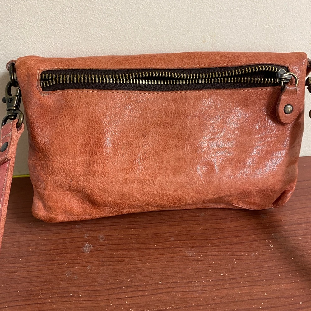 BED STU CANDENCE WALLET/WRISTLET CROSSBODY  CAFE LATTE